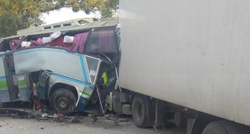 Под Новороссийском автобус расплющило между двух фур: водитель погиб на месте (видео)