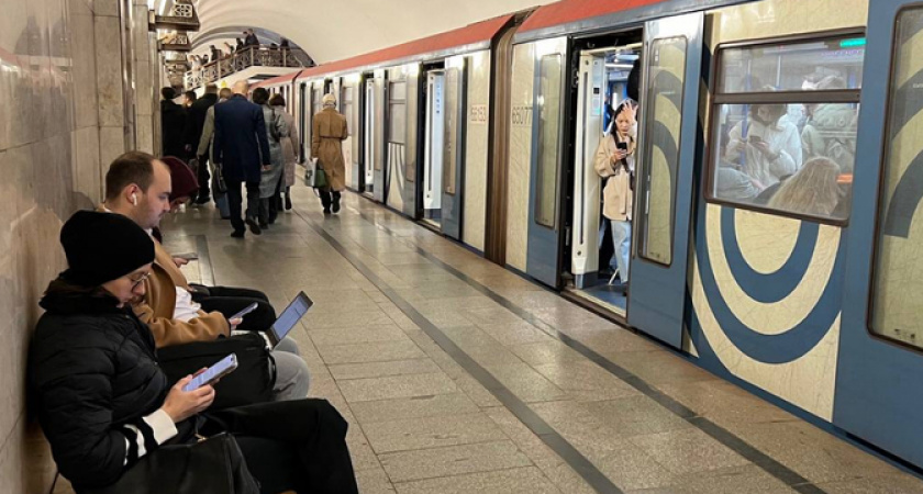 Туристы в московском метро стали реже читать  