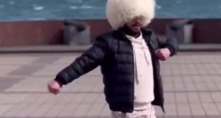 Горячий кавказский мужчина станцевал лезгинку на набережной Новороссийска