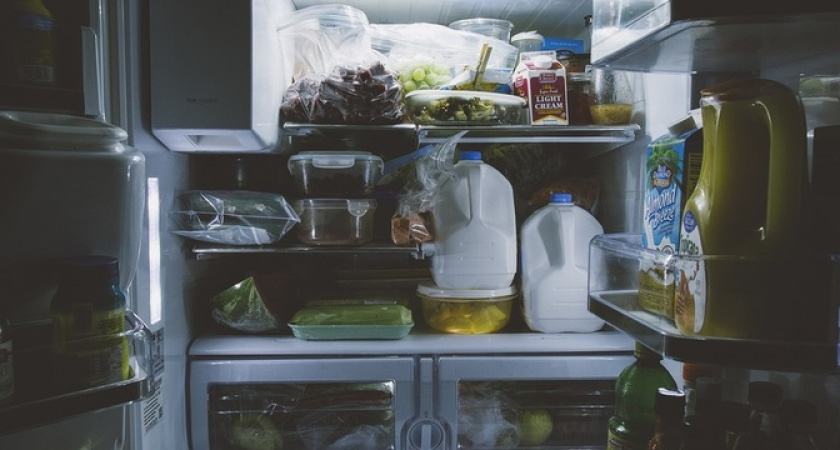 Как избавится от запаха в холодильнике: поможет копеечное аптечное средство