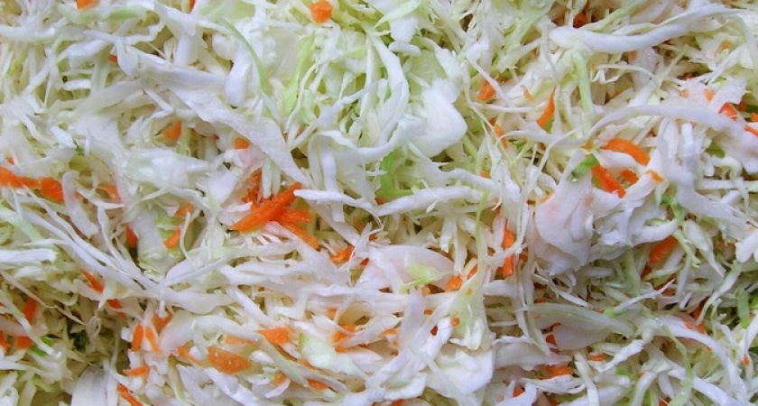 Шинкуйте капусту и добавляйте всего один ингредиент: получайте необычный копченый салат