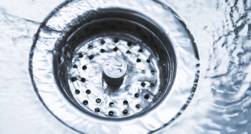 Нельзя сливать кипяток в раковину. Эксперты дали пояснение