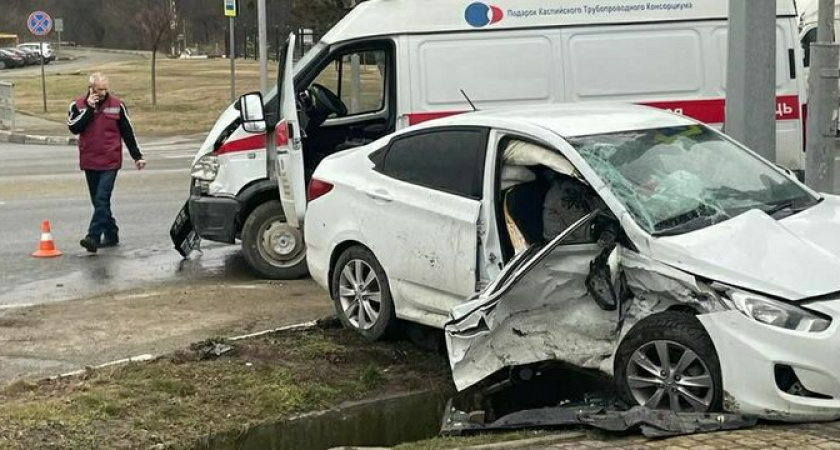 В Новороссийске легковушка столкнулась со «скорой»: есть пострадавшие