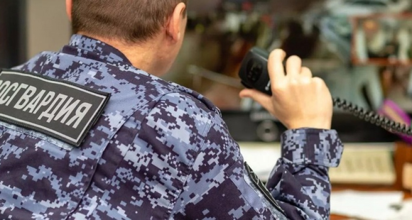 В  Новороссийске парень украл  несколько бутылок алкоголя и спортивную одежду, толкнул охранника и сбежал