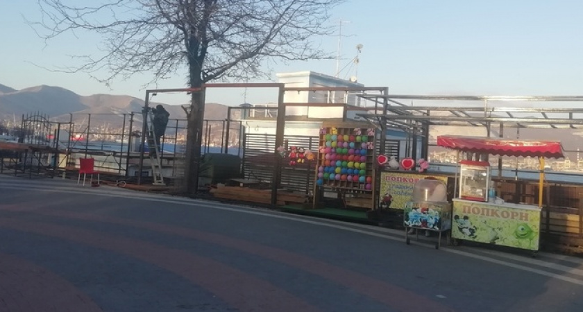 «На этом месте были деревья…»: новороссийцы недовольны, что в парке Фрунзе в районе яхт-клуба устанавливают торговые палатки