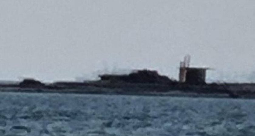 На острове Суджук выросла стена «неопознанного» объекта: администрация не в курсе, кто это сделал