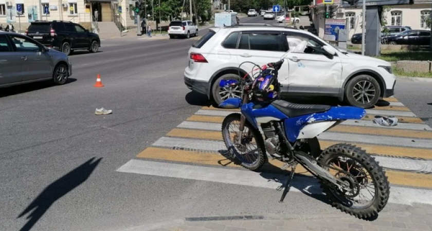 В Новороссийске пострадал подросток, несшийся на мотоцикле на красный свет