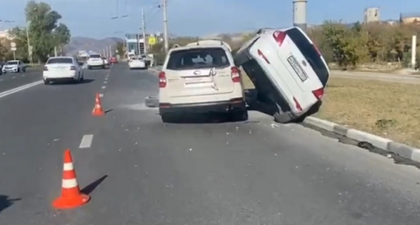 «Машины друг на друге!»: в Новороссийске после громкого хлопка автомобили стали сталкиваться и разлетаться по дороге