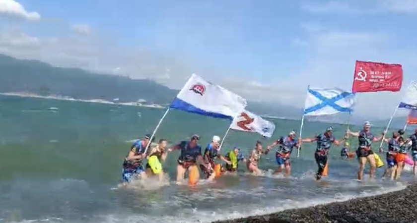 По воде из Кабардинки в Новороссийск: «Десант Победы» проплыл по холодному Черному морю 16 километров