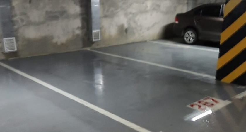 «Почему мы должны скакать по лужам?»: на подземной парковке в одной из новостроек Новороссийска уже месяц стоит вода