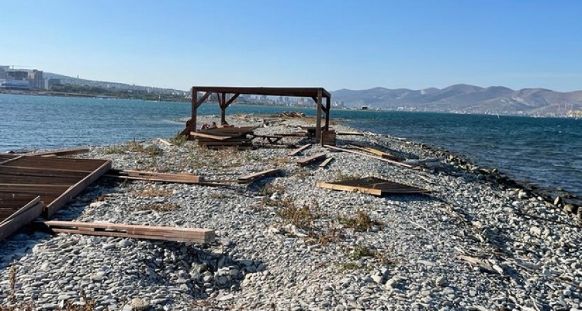 А воз и ныне там! Навесы стоят, все конструкции на месте: общественники проверили, что происходит на острове Суджук в Новороссийске