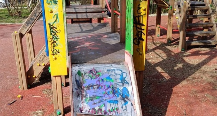 «Осторожно, дикие дети!»: жители Новороссийска и пригорода жалуются, что подростки уродуют детские площадки