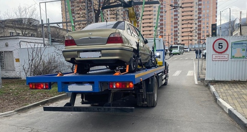 Почти 200 тысяч рублей за месяц заработала администрация Новороссийска на эвакуаторах