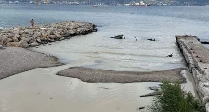 «И снова фекальные реки?!: в Новороссийске в районе рыбзавода в море сливают мутную жижу
