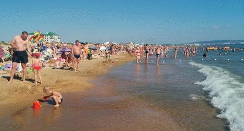 «Купаться невозможно, все сидят на берегу»: Черное море преподнесло отдыхающим неприятный сюрприз