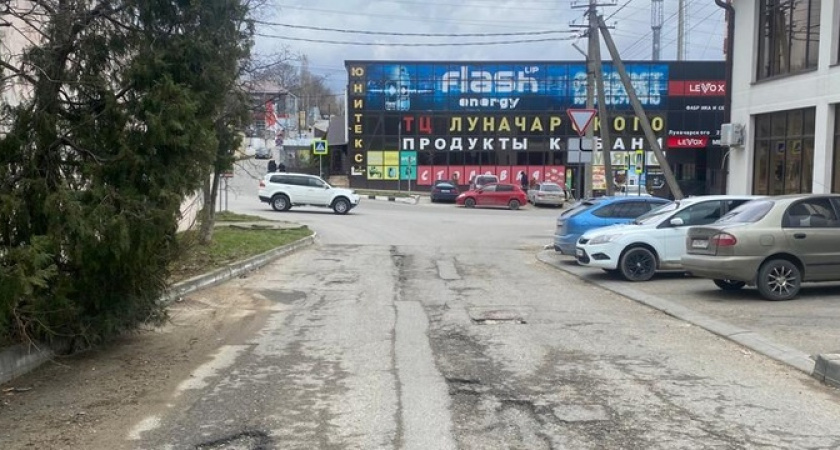 «Пора лодку покупать, чтобы плыть по грязи!»: подборка жалоб на «убитые» дороги в Новороссийске