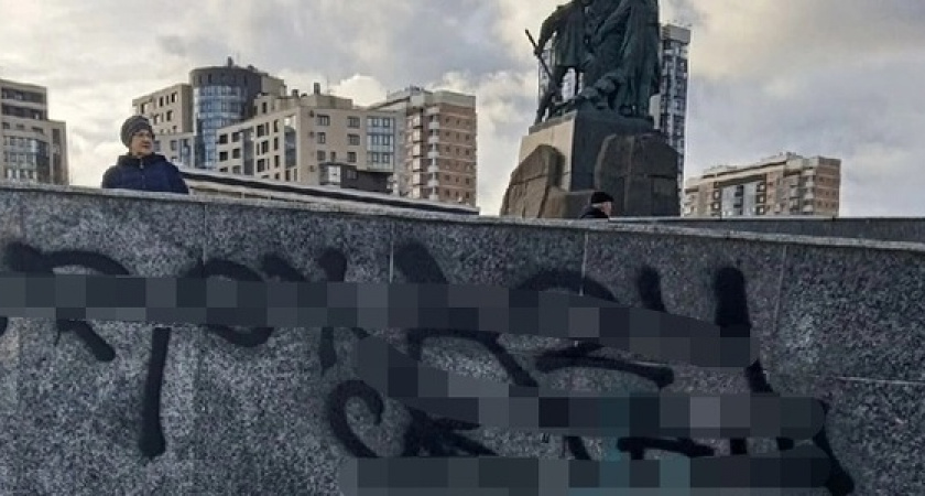 «Совсем страх потеряли»: неизвестные изрисовали набережную Новороссийска наркотрафаретами