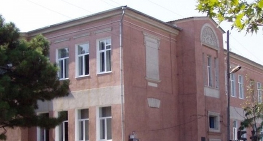 «Забор скоро рухнет, во дворе мусор!»: новороссийка недовольна состоянием школьного двора гимназии № 20