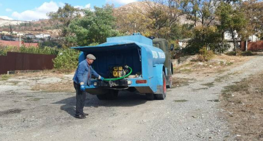 В Новороссийске весь день по графику будут подвозить воду. Куда именно подъедут водовозки?