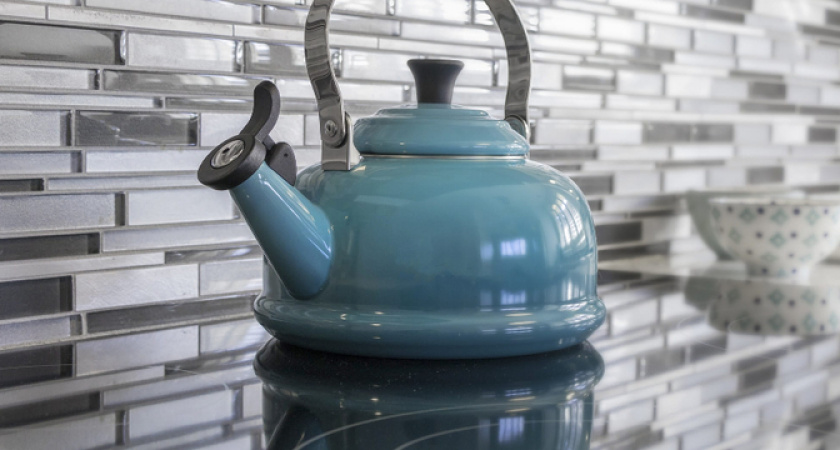 Содой нельзя. Химик дал совет как чистить чайники от накипи