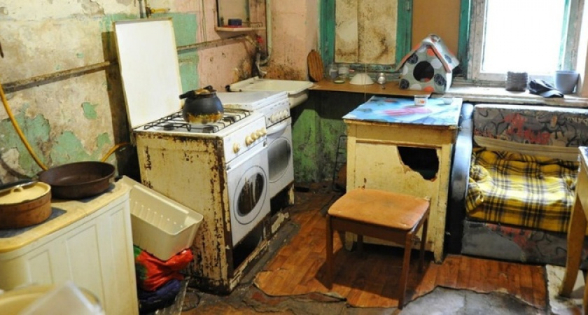 «Все прогнившее, ржавое и вонючее»: новороссийцы требуют переселить их из аварийной «общаги»