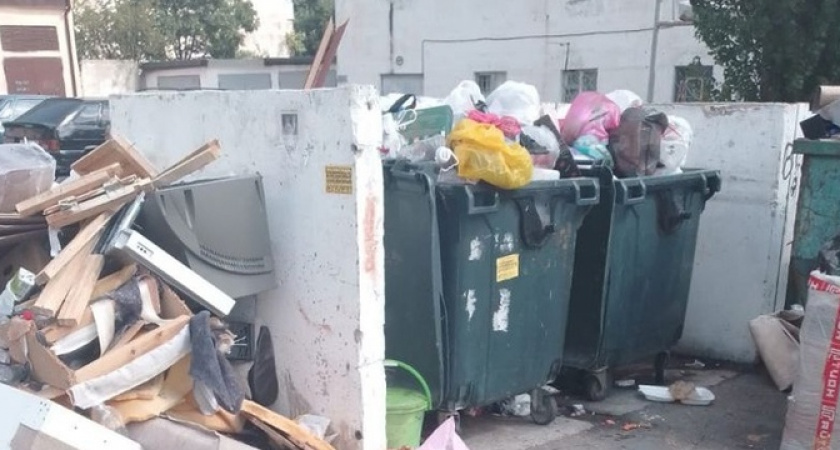 «Мусор не вывозят неделю!»: один из дворов Новороссийска превратился в помойку