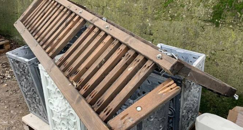 В Новороссийске вандалы продолжают ломать городское имущество в парках и скверах