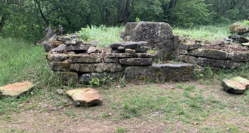 Вандалы разрушили дольмены под Новороссийском