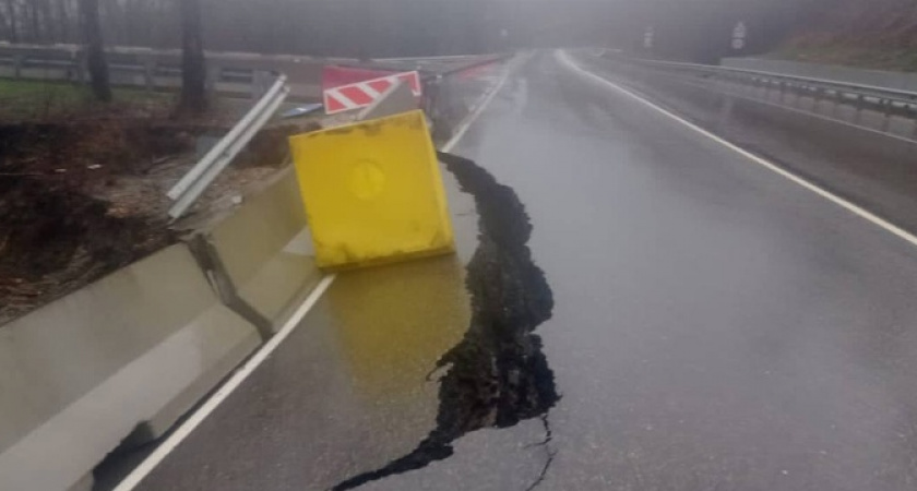 Внимание, водители! На трассе за Геленджиком треснул асфальт из-за оползня