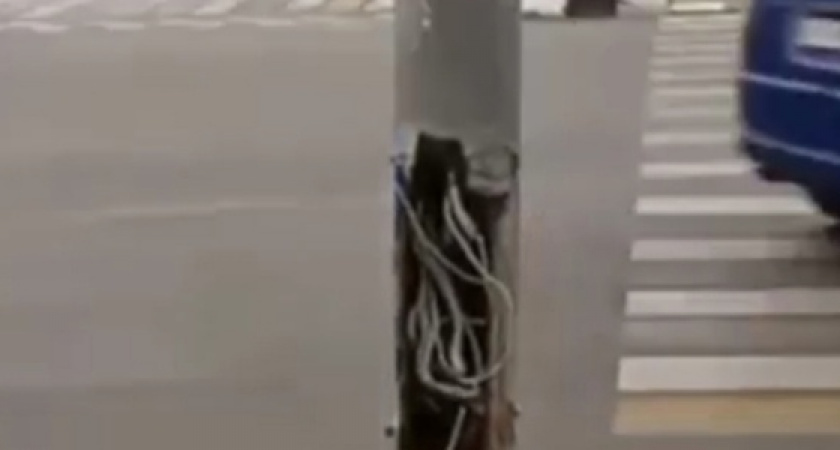 Провода клубом свисают: новороссийцы обнаружили опасный светофор