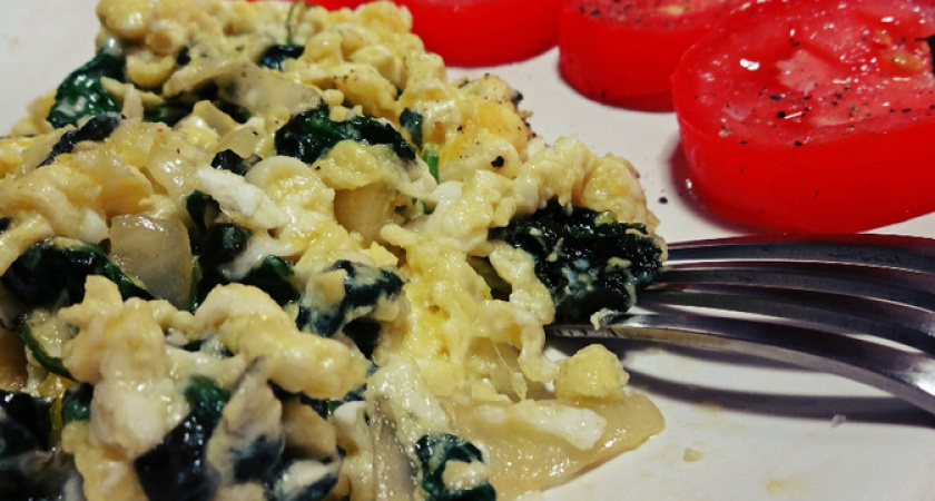 Какие продукты не следует добавлять в яичницу?