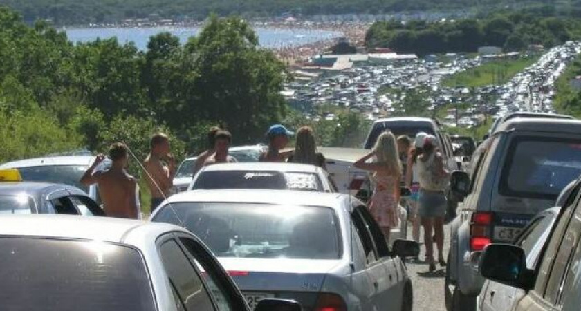 "С началом сезона!": на пути к курортам Краснодарского края образовались многокилометровые пробки