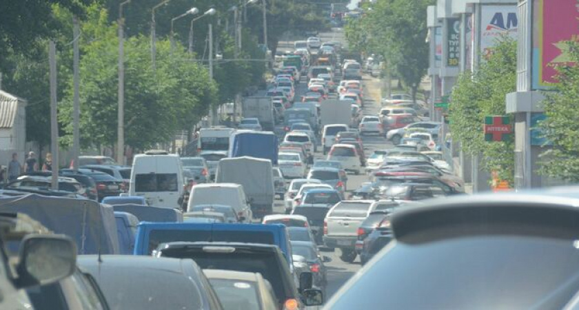 «Все улицы бордовые!»: новороссийцы жалуются на километровые пробки и заторы