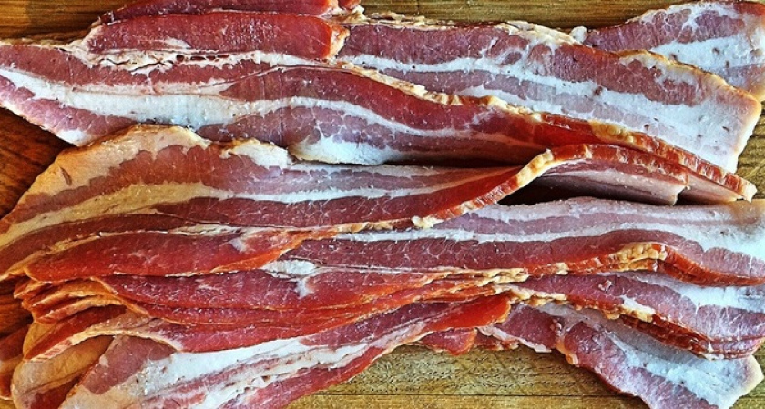 Эту закуску из бекона оторвут с руками: сохраняйте рецепт