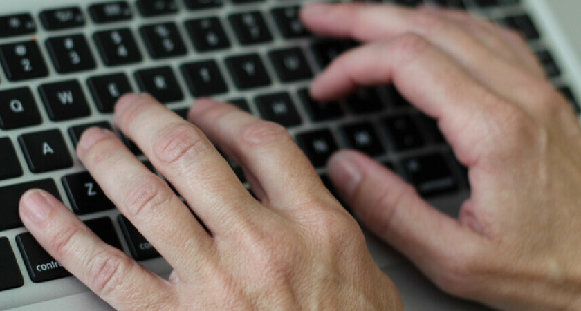 В Новороссийске обнаружили канал в соцсетях с эротическими фотками несовершеннолетних