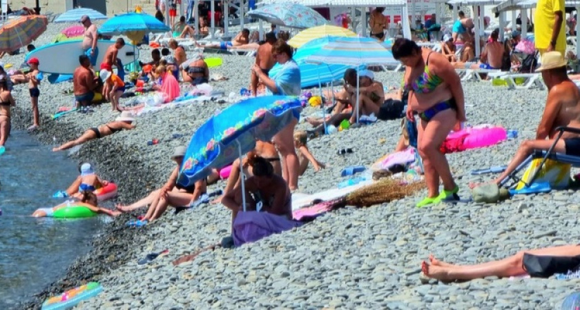 Полотенце кинуть негде: на пляже в Широкой Балке под Новороссийском полный аншлаг (видео)