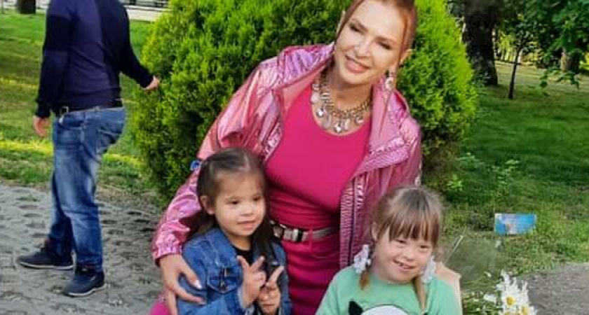 Дети-лучики из Новороссийска прочитали Эвелине Бледанс стихи и подарили рюкзак ее сыну 