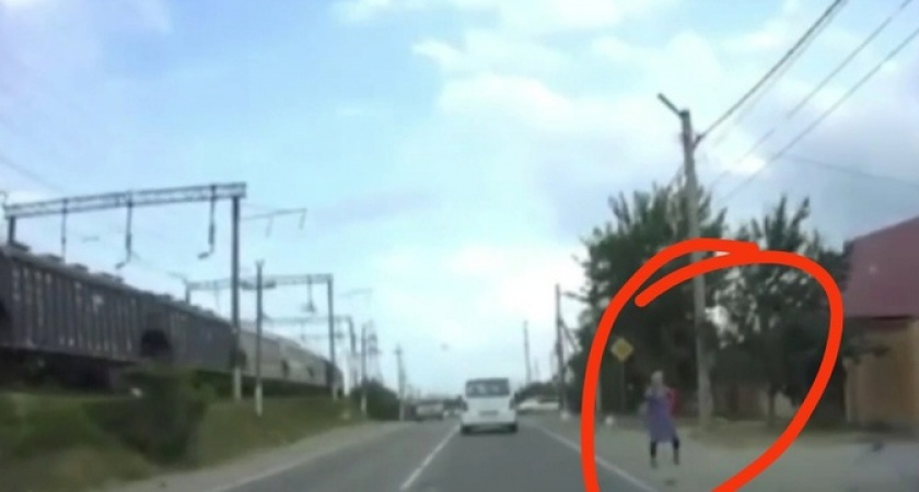 «Старушка на тропе войны»: под Новороссийском бабушка в синем халате кидает камни в проезжающие машины