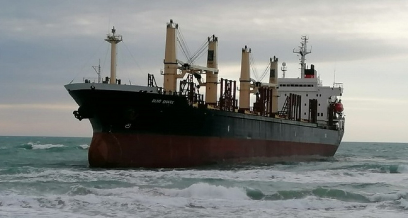 Под Анапой спасатели начали операцию по снятию с мели сухогруза «Blue Shark»