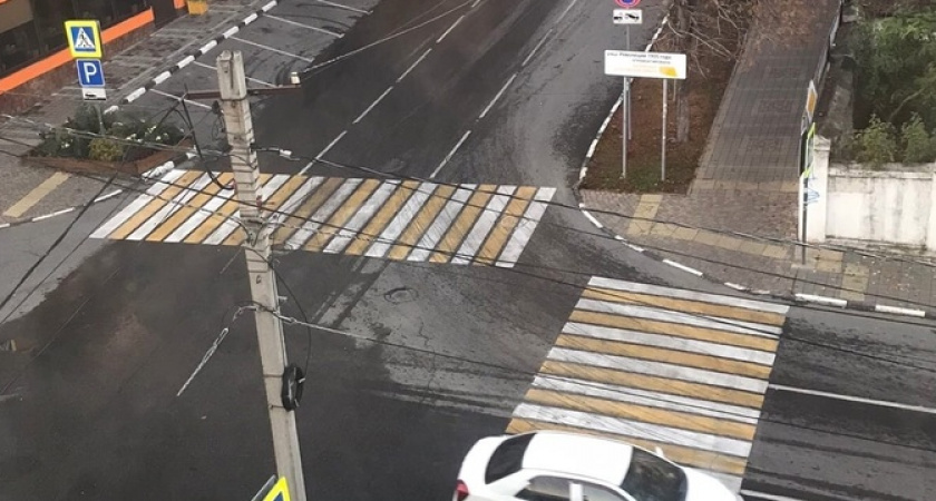 «Окна открыть невозможно, вонь ужасная, г*внецом попахивает!»: по центру Новороссийска уже много лет стекает канализация 