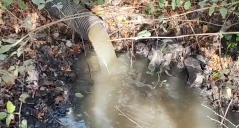 «Построили очистные сооружения, а г*вно как сливалось, так и сливается»: в Новороссийске в речку в Абрау-Дюрсо сливают канализацию