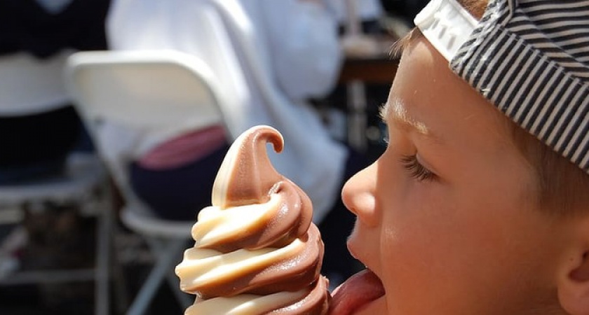 В этом мороженном нашли и дрожжи и плесень. Роскачество опубликовало список марок некачественного летнего лакомства