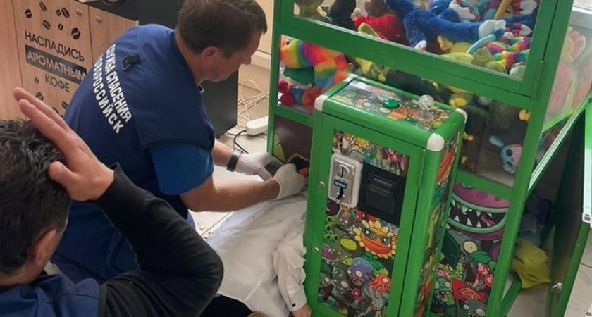 В Новороссийске мальчик застрял в автомате с игрушками