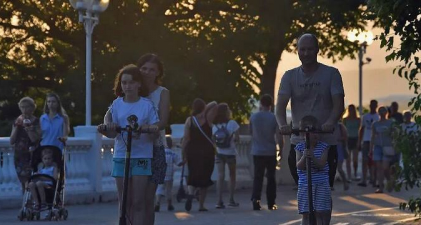 В Геленджике запретили электросамокаты и велосипеды на набережной: новые правила безопасности