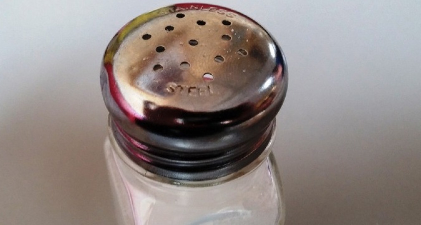 Посыпьте соль у порога и спите спокойно: старая хитрость актуальна и сейчас