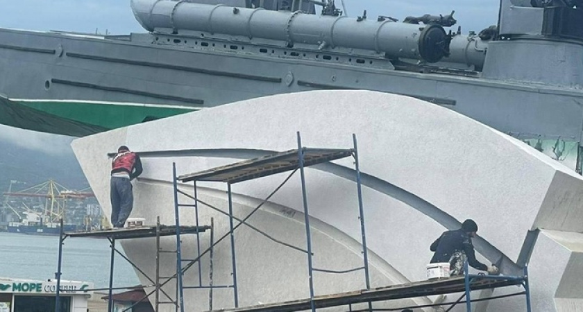 В Новороссийске начался косметический ремонт постамента памятника «Торпедный катер»