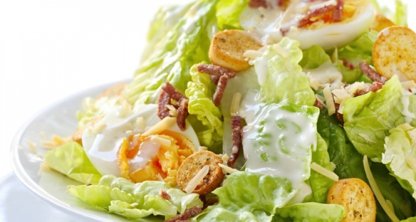 Этот соус готовят шеф-повара: изменит вкус «Цезаря» и сделает из него шедевр — рецепт