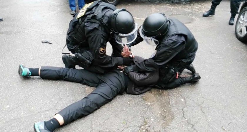 Новороссийцы стали очевидцами жесткого задержания в центре города