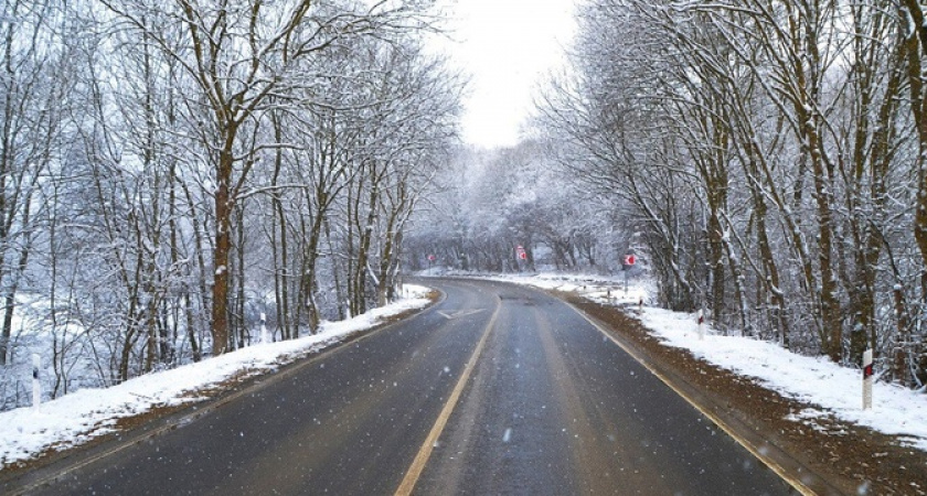 Новороссийск и окрестности снова заметает снегом: на дорогах возможен гололед