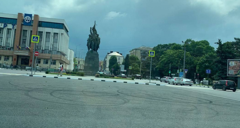 «Перед памятником и в самом центре города!»: новороссийцы просят наказать дрифтеров, портящих асфальт на дорогах 